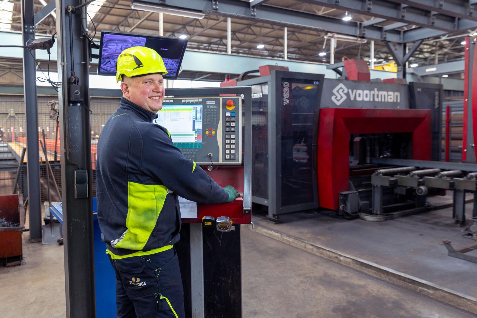 Machine operator voor zaag en boorwerk